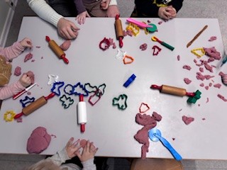 Børnehænder ved et bord. Foto: Frederikssund Kommune