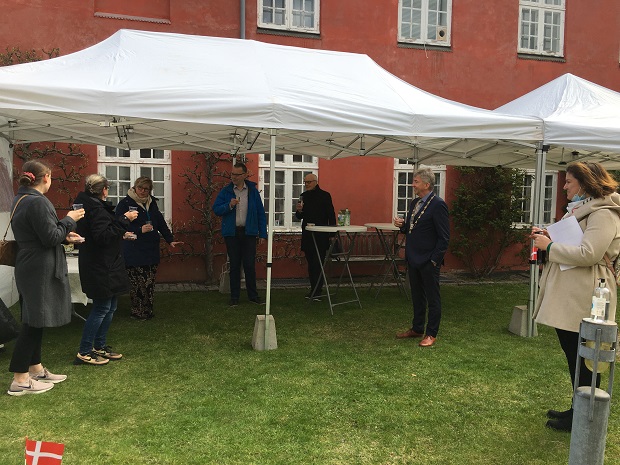 Der blev skålet i Asti og sodavand efter ceremonien. Foto: Frederikssund Kommune.