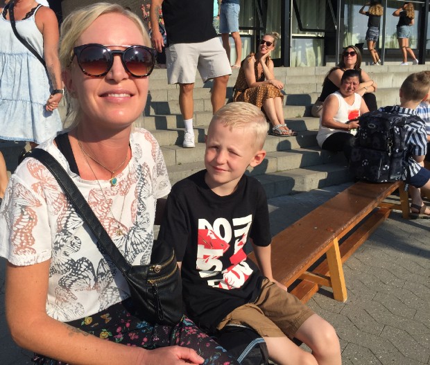 Annika Skovsgaard med sønnen Nikolas, der er spændt på at starte i 0. klasse. Foto: Frederikssund Kommune.