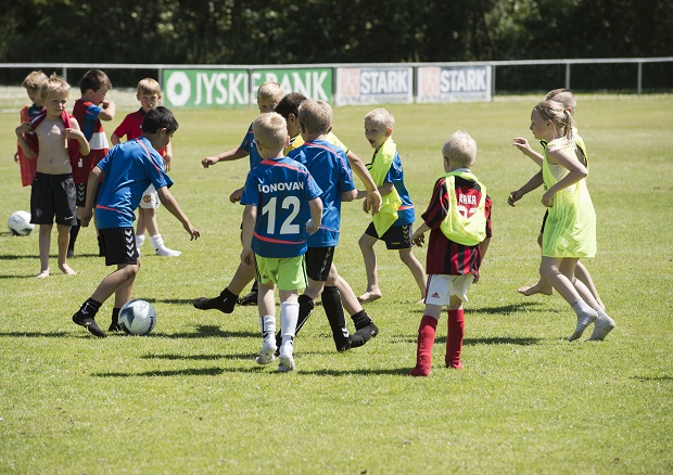 Børn spiller fodbold. Foto: Frederikssund Kommune, Kenneth Jensen.