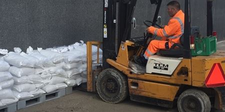 Sandsække løftes af gaffeltruck. Foto: Frederikssund Kommune.