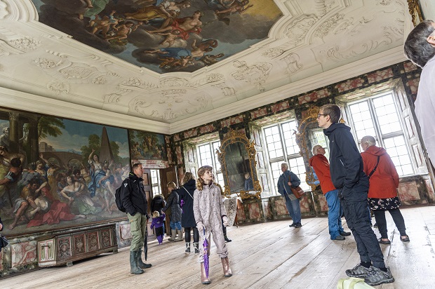 Baroksalen på Selsø Slot med en gruppe besøgende der kigger på malerierne og stukloftet. Foto: Frederikssund Kommune, Kenneth Jensen.