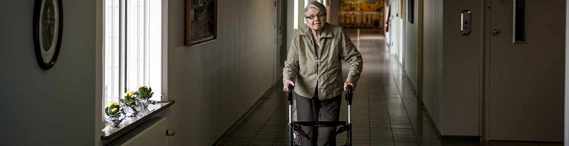 Kvinde med rollator på Nordhøj. Foto: Kenneth Jensen.
