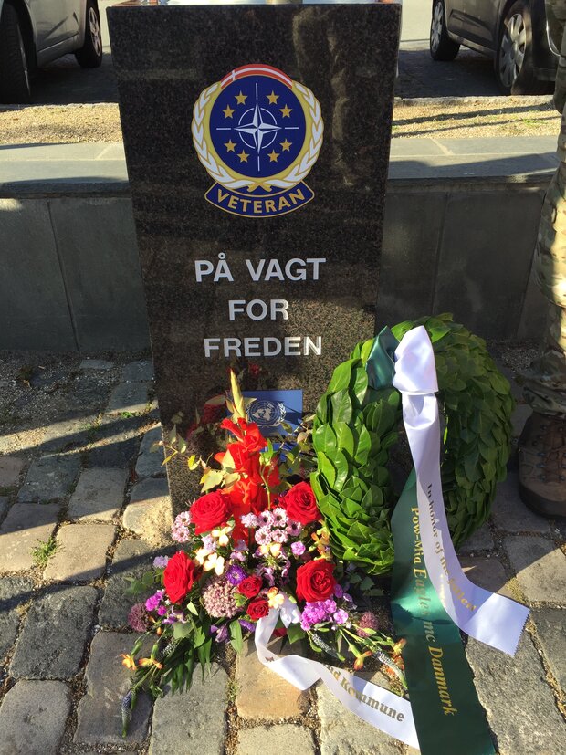 Mindestenen og kransene på Torvet i Frederikssund. Foto: Frederikssund Kommune.