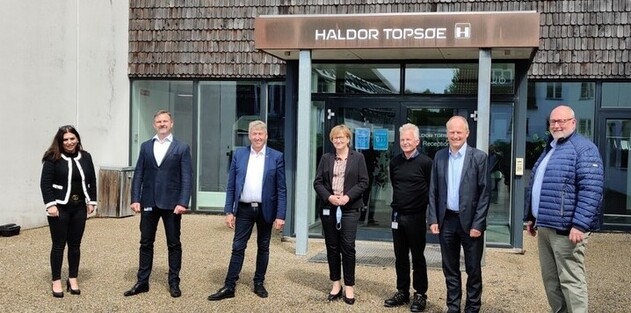 Fra højre: Peter Bo Andersen (adm. direktør i Frederikssund Erhverv), Torben Kjærgaard (kommunaldirektør), Kenn Kaas Nielsen (teknisk manager), Joan Ahm (HR-manager), John Schmidt Andersen (borgmester), Jan Vesth-Wiersholm (fabriksdirektør) og Amalie Liljetoft Pedersen (chef for Center for Job & Rådgivning).