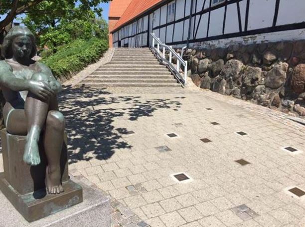 Kulturprismodtagere får en plakette i fortovet ved Langes Magasin i Frederikssund. Foto: Frederikssund Kommune.