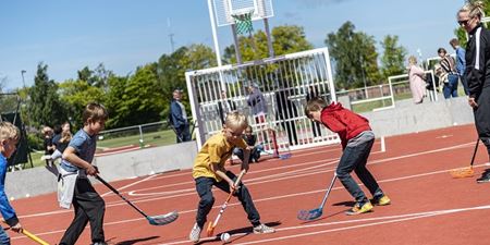 Børn spiller udendørs hockey. Foto: Frederikssund Kommune, Kenneth Jensen.