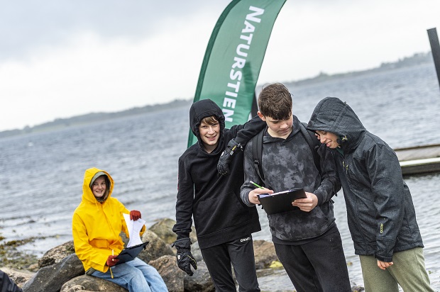 Elever noterer deres fund på et ark papir. Foto: Frederikssund Kommune, Kenneth Jensen.