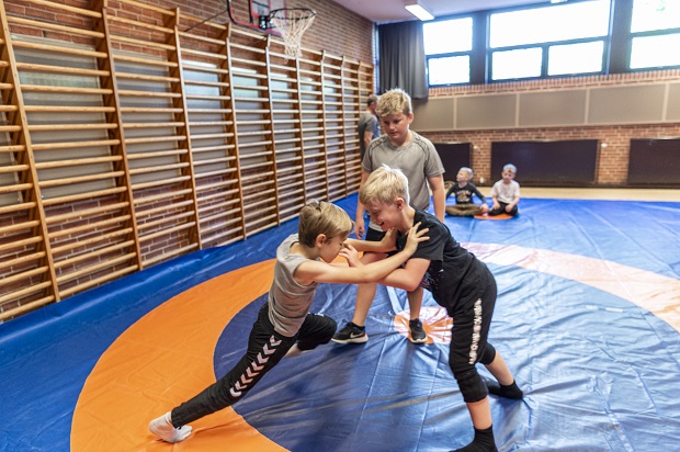 Drenge skubber til hinanden i brydning. Foto: Frederikssund Kommune, Kenneth Jensen.