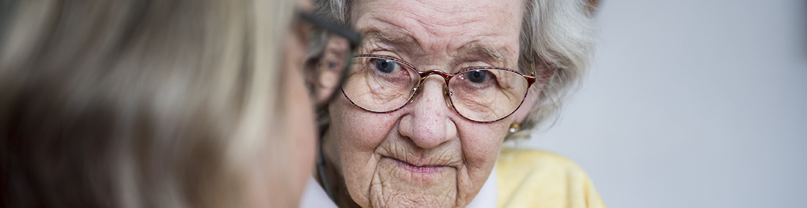 Ældre kvinde kigger. Foto: Kenneth Jensen.