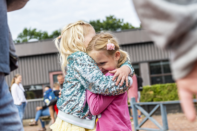 Godt at kende nogen på 1. skoledag. Foto: Frederikssund Kommune, Kenneth Jensen.