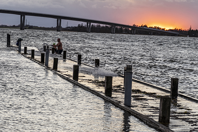 Storm og højvande stopper ikke vinterbaderne. Foto: Kenneth Jensen, Frederikssund Kommune.