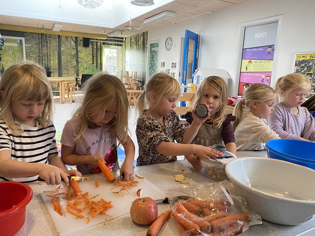 Børn i Børnehuset Troldhøj er med i køkkenet og lave sund og lækker mad. Foto: Frederikssund Kommune.