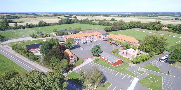 Luftfoto af Dalby stadion og Fjordlandsskolen afdeling Dalby. Foto: Kenneth Jensen.