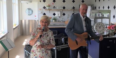 Keld og Hilda underholder på Nordhøj i Skibby. Foto: Frederikssund Kommune.