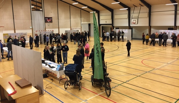 Der holdes "basar" i hallen, hvor skolerne kunne fortælle om særlige projekter og forløb. Foto: Frederikssund Kommune.