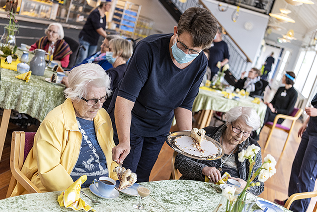 Ved koncerten blev der serveret både kaffe, kage og en lille avec for beboerne. Foto: Frederikssund Kommune, Kenneth Jensen. 