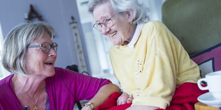 Ældre borger i samtale med medarbejder. Foto: Frederikssund Kommune, Kenneth Jensen.