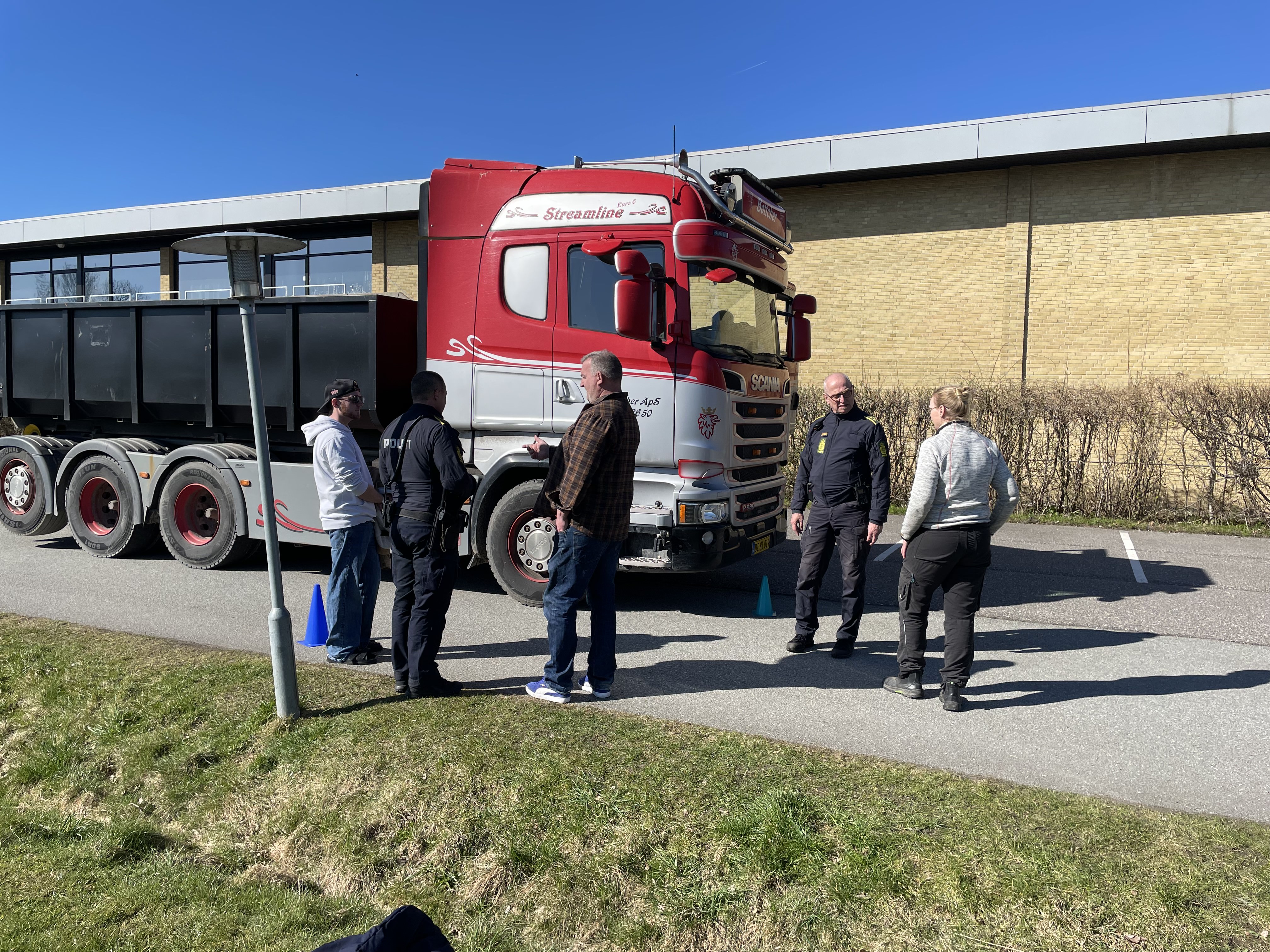 På Fjordlandsskolen i Skibby stillede Stine Bøttcher sig selv og sin lastbil til rådighed for 4., 5. og 6. årgang, som havde været forbi og lære om blinde vinkler. Vi fik en snak med hende og en af skolens trafiklærere om, hvor lærerigt det havde været.
