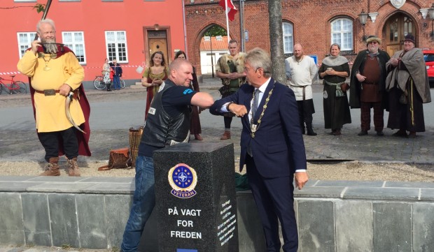 Michael Kjær og borgmester John Schmidt Andersen giver en "coronahilsen" efter afsløringen af det nye mindesmærke. Foto: Frederikssund Kommune.