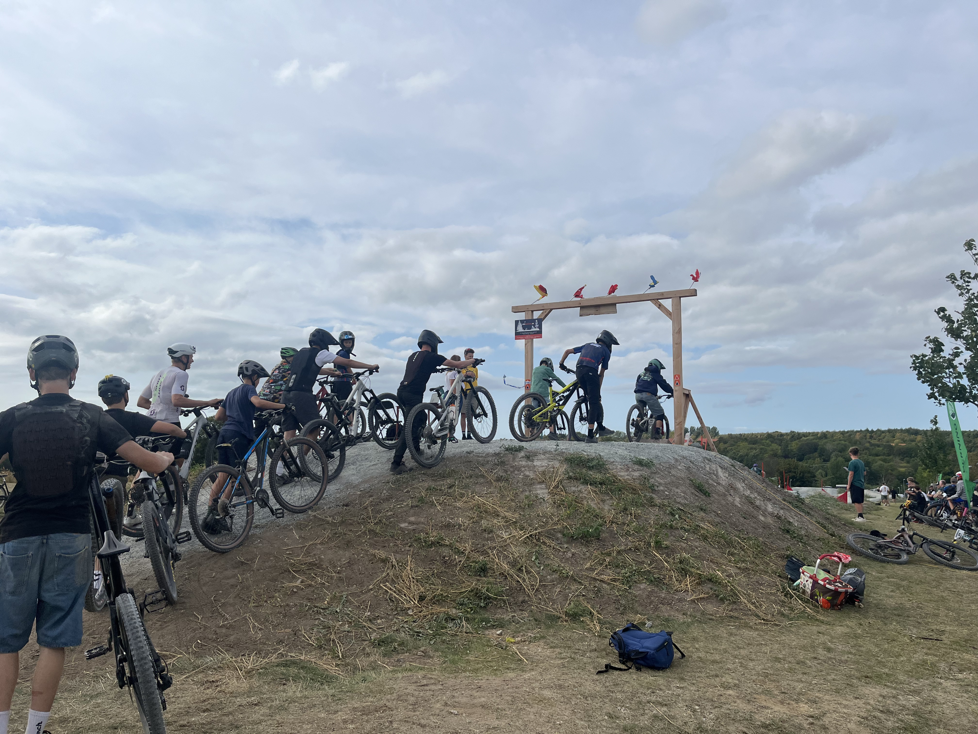 Masser MTB-kørere. Foto: Frederikssund Kommune