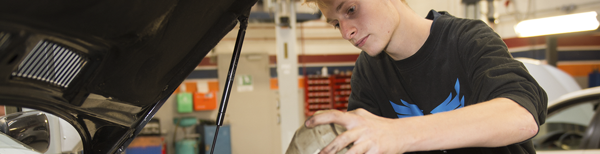 Ung mand på værksted. Foto: Kenneth Jensen.