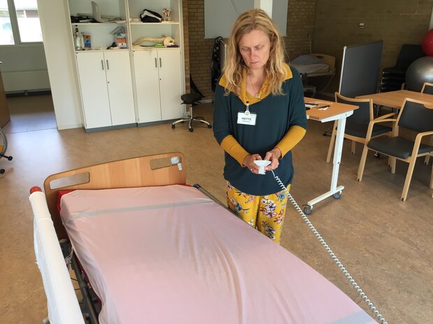 Centerterapeut Mette Ørvad demonstrerer hvordan sengebunden virker. Sengen her bruges til undervisningsbrug. Foto: Frederikssund Kommune.