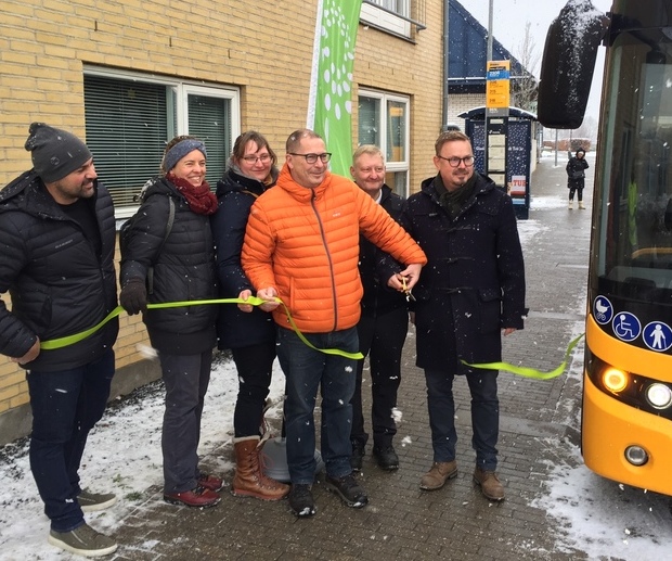 Elbussen indvies med et snoreklip. Saksen føres af medlem af Klima, natur og energi, Jørgen Bech (V) (orange jakke) samt formanden for samme udvalg, Søren Weimann (B). Foto: Frederikssund Kommune.