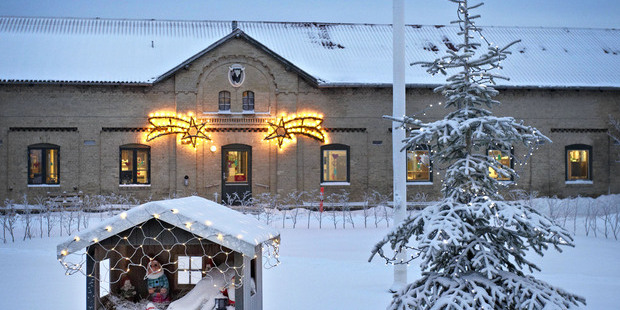 Højagergaard med snedækket gårdsplads og julebelysning. Foto: Frederikssund Kommune.
