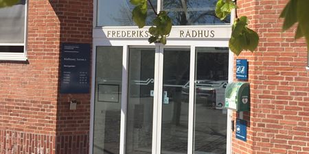 Hovedindgangen ved Frederikssund Rådhus. Foto: Frederikssund kommune.