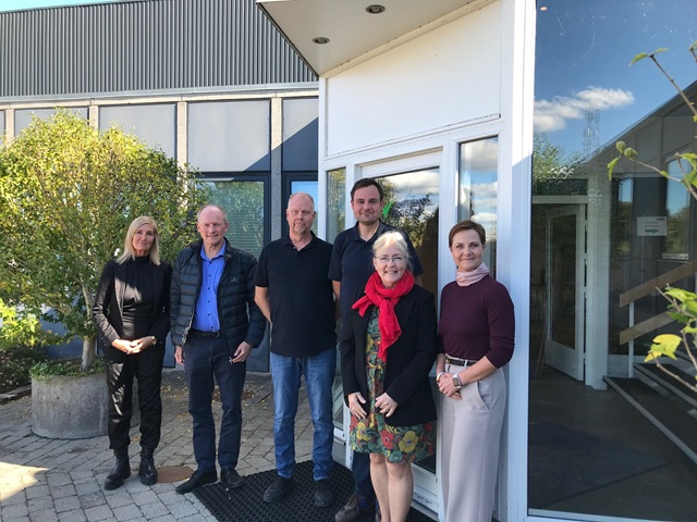 Fra venstre: HR Manager Maibrithe Rosaliljah, kommunaldirektør Torben Kjærgaard, afdelingsleder Thomas Madsen, udviklingschef Martin Friis Jensen, borgmester Tina Tving Stuaning og adm. direktør Mette Brink.