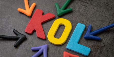 Farvede bogstaver danner ordet KOL. Foto: Colourbox.