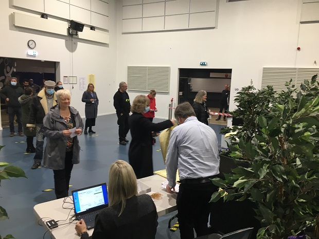 Vælgerne står klar til at stemme klokken otte i Slangerup Idræts- og Kulturcenter. Foto: Frederikssund Kommune.