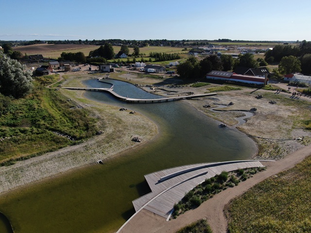 Dronefoto over indvielse af det nye regnvandsbassin ved Vinge, kaldet Solsikkesøen. Foto: Frederikssund Kommune