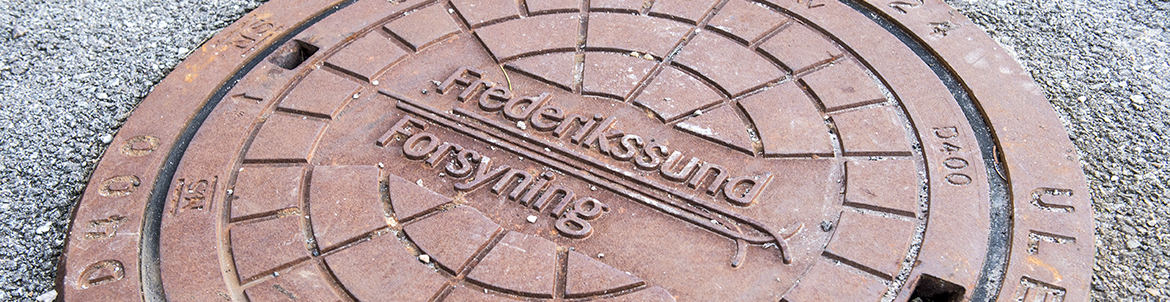 Brønddæksel fra Frederikssund Forsyning. Foto: Kenneth Jensen.