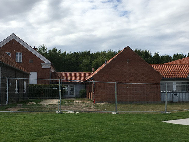 Bygningerne der tidligere har været skolen Kærholm afdeling Kølholm er spærret af og klar til renovering. Foto: Frederikssund Kommune.
