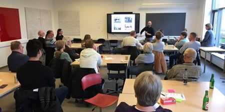 Deltagere lytter til oplæg om mobilitet i lokale på UNORD. Foto: Frederikssund Kommune.