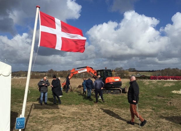 Dannebrog var hejst i anledning af det første spadestik på grunden. Foto: Frederikssund Kommune.