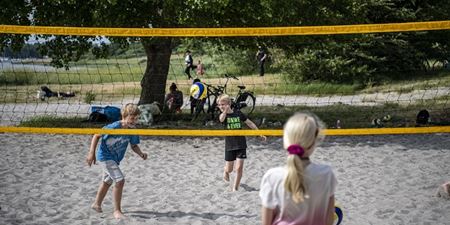 Børn spiller beachvolley. Foto: Kenneth Jensen.