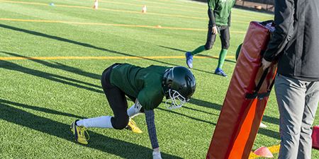 Frederikssund Oaks træner amerikansk fodbold på den nye kunstgræsbane i idrætsbyen. Foto: Frederikssund Kommune, Kenneth Jensen.