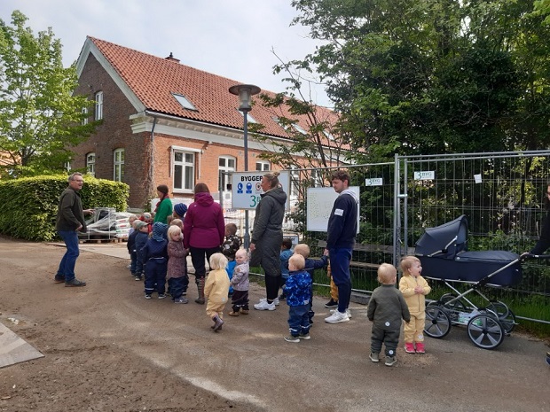 Børnene fra Børnehuset Gyldensten var inviteret til rejsegilde om formiddagen og blev budt velkommen af Peter Kyster. Foto: Frederikssund Kommune, Børnehuset Gyldensten.
