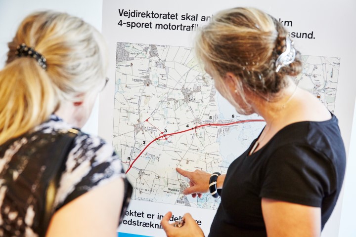 To personer kigger på en planche. Foto: Frederikssund Kommune