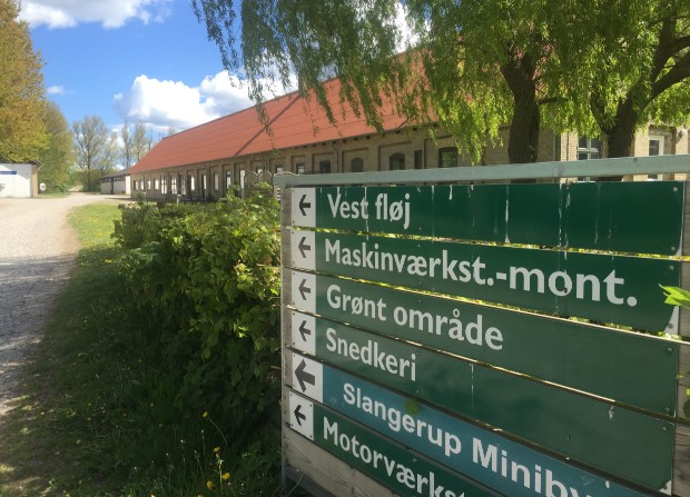 Skiltet ved indkørslen til Højagergård viser vej til de forskellige aktiviteter på stedet. Foto: Frederikssund Kommune.