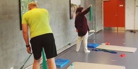 To personer træner rygøvelser i træningslokale. Foto: Frederikssund Kommune.