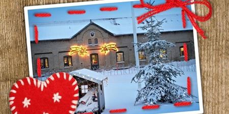 En snedækket Højagergård med juleudsmykning. Foto: Frederikssund Kommune.