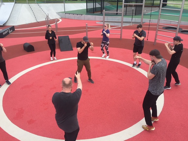 Unge træner på den udendørs gymnastiksal ved Idrætsbyen i Frederikssund. Foto: Frederikssund Kommune.