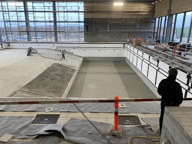 Der arbejdes på at færdiggøre det store 25X25 meter bassin med ti baner. Foto: Frederikssund Kommune.