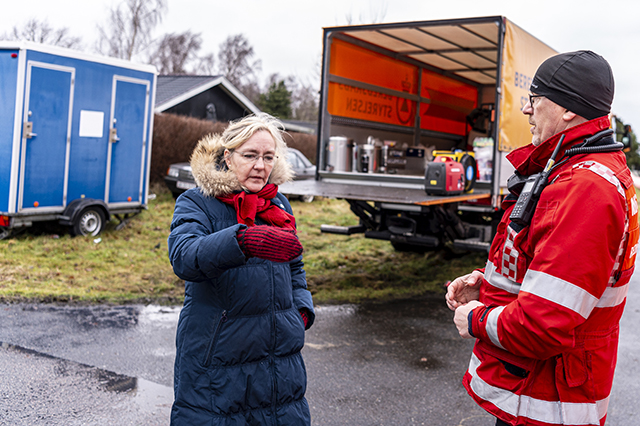 Borgmester Tina Tving Stauning har dagen igennem mødtes med beredskabet. Her er hun i samtale med Jimmy Andersen fra Frederiksborg Brand og Redning i Hyllingeriis. Foto: Frederikssund Kommune, Kenneth Jensen.