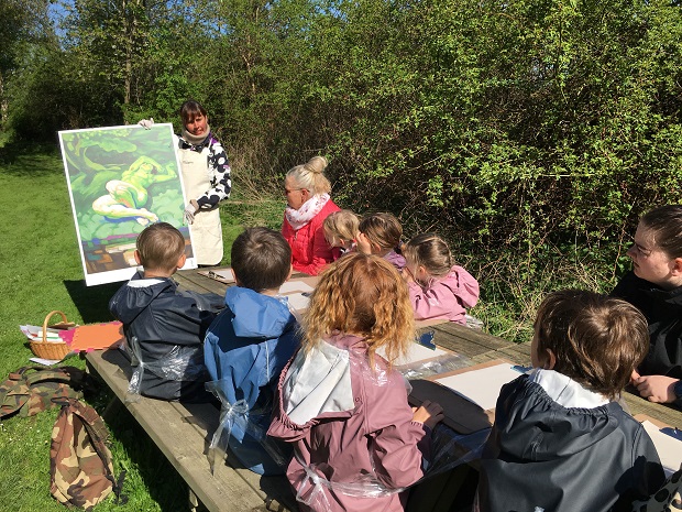 Børn og voksne kigger på J.F. Willumsens maleri Den grønne pige. Foto: Frederikssund Kommune, Mikala Tordrup