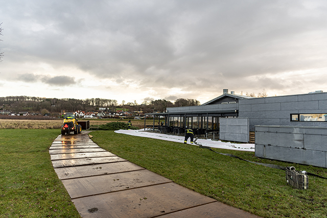 Arbejdet med udlæggelse af watertubes er i gang ved Kignæshallen. Foto: Kenneth Jensen, Frederikssund Kommune.